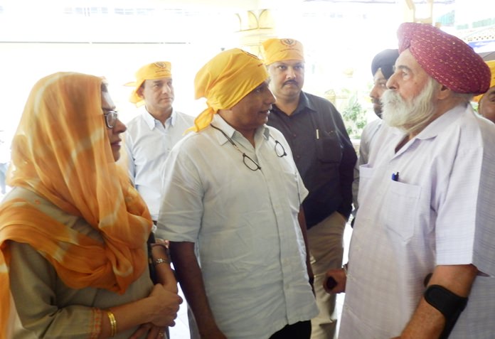 Amrik Singh Kalra (right) president of the Sikh India Community in Pattaya welcomes H.E. Mrs. Suchitra Durai and her husband former ambassador R. Swaminathan to the Sri Guru Singh Sabha Sikh Temple.