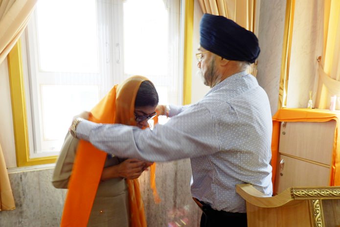Paramjit Singh Ghogar drapes the sacred saffron shawl over Her Excellency’s shoulders.