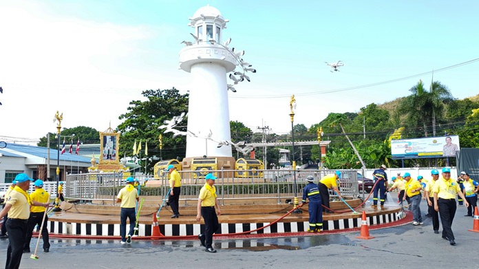 About 1,000 Sattahip residents, administrators and sailors cleaned the Prince Chumphon Park area in honor of HM the King.
