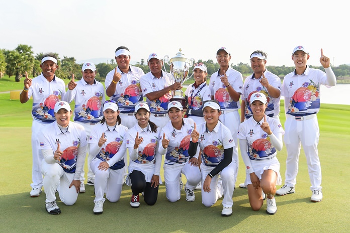 Team Thailand poses with the Friendship Cup after beating Japan at the Amata Spring Country Club in Chonburi, Sunday, December 23. (Photo by Naratip Golf Srisupab/SEALs Sports Images)