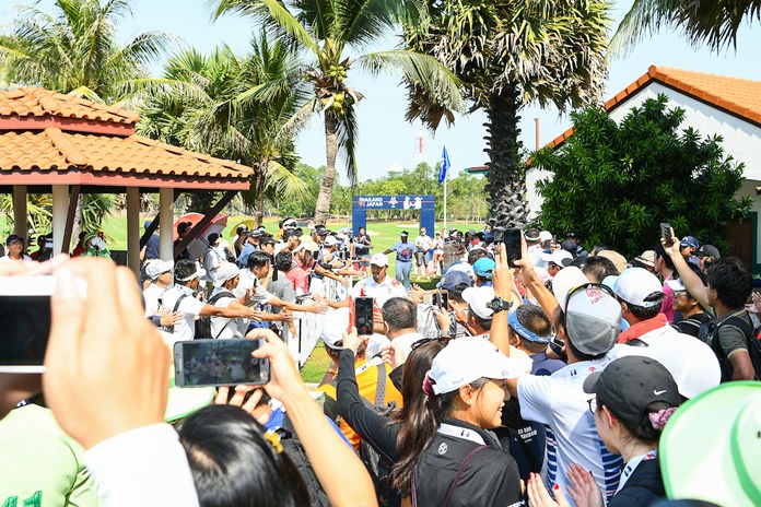 Spectators crowd around the first tee during the singles play at the inaugural Amata Friendship Cup. (Photo by: Naratip Golf Srisupab/SEALs Sports Images)