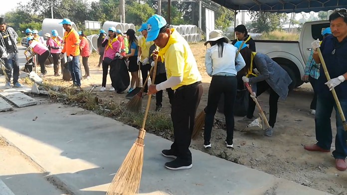 Nong Plalai residents clean Santicam Circle, one of the sub-district’s most-traveled streets, to give visitors a good impression.