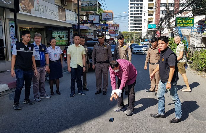 Niyom Sukcharoen reenacts finding the phone on the road.