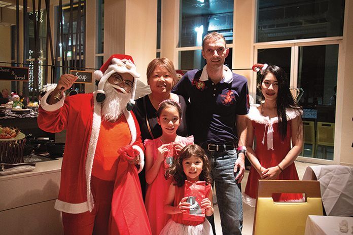 Santa Claus brought happiness to customers on Christmas Eve at Holiday Inn Pattaya.