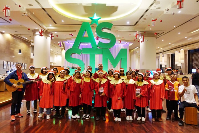 Christmas carolers from the Father Ray Foundation brought joy to guests at the Pullman Pattaya Hotel G.