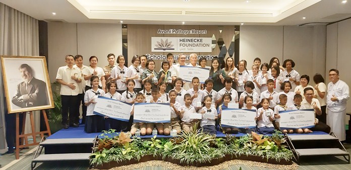 The Avani Pattaya Resort awarded 324,000 baht in scholarships to underprivileged students and children of hotel employees.