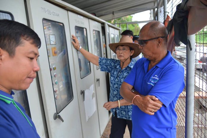 Pattaya Deputy Mayor Pattana Boonsawat, engineers, contractors from Proper Solution Co. and the head of the Marbpradu Community visit the new Khao Talo Pump Station.