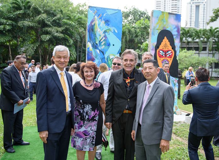 Former Pattaya deputy mayor Apichart Virapal, Elfi Seitz, Axel Brauer and former Pattaya mayor Anan Charoenchasri pose in front of the historic relic.