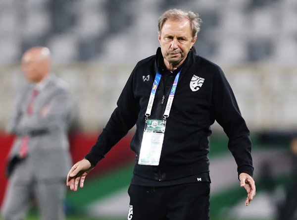 Thailand’s head coach Milovan Rajevac reacts during the AFC Asian Cup group A soccer match between Thailand and India at the Al Nahyan Stadium in Abu Dhabi, UAE, Sunday, Jan. 6. (AP Photo/Kamran Jebreili)