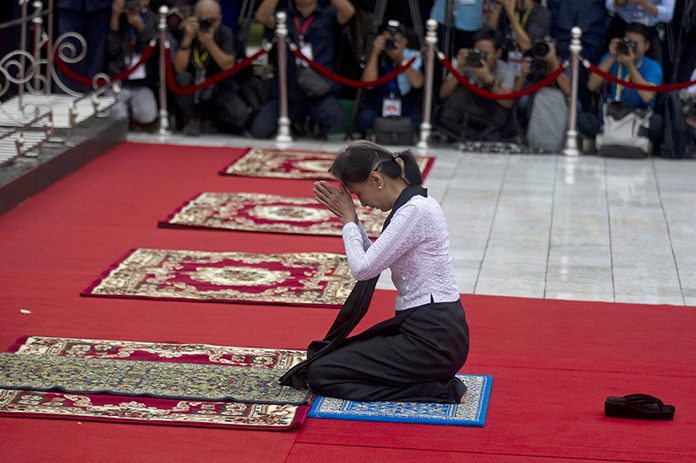 Myanmar leader Aung San Suu Kyi prays at the tomb of her late father and Myanmar’s independence hero Gen. Aung San during a ceremony to mark the 71st anniversary of his 1947 assassination, at the Martyrs’ Mausoleum on July 19, 2018, in Yangon, Myanmar. (AP Photo/Thein Zaw)