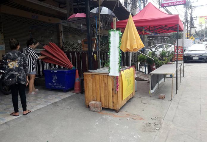 Nongprue officials evicted street vendors set up illegally on the sidewalks of Soi Khao Noi. They also tracked down the owners of cars who had parked on the footpath.