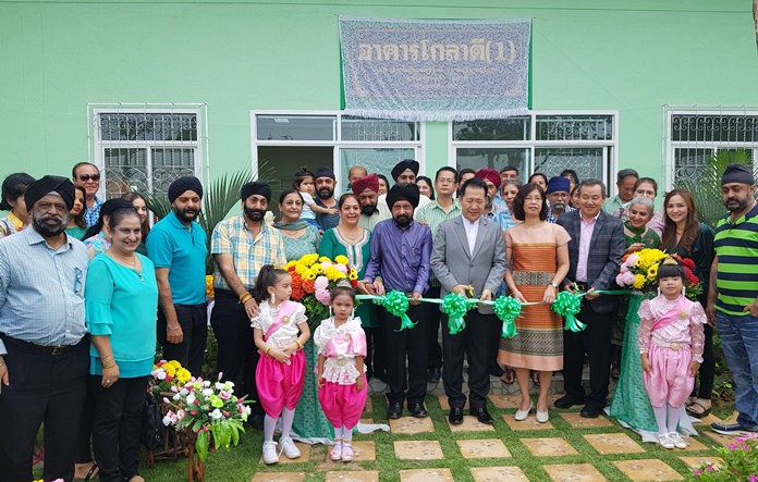 Former Banglamung District Chief Naris Niramaiwong and his wife Supinya cut the ribbon on Map Fakthong School’s much-needed new wing funded by the Gulati family of Savinder Kaur Gulati and Mohinder Singh, and Huay Yai Moo 1 village chief Kunasek Duangpetch.
