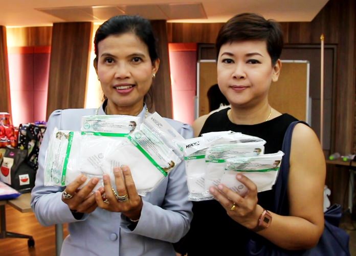 Pattaya public-health volunteers have begun distributing certified face masks for people suffering from recent air pollution.