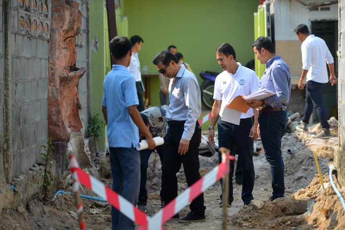 Deputy Mayor Pattana Boonsawat and city engineers survey work being done by Boonkitthana Co. on the road linking Soi Photisan with the Hua Tung Community.