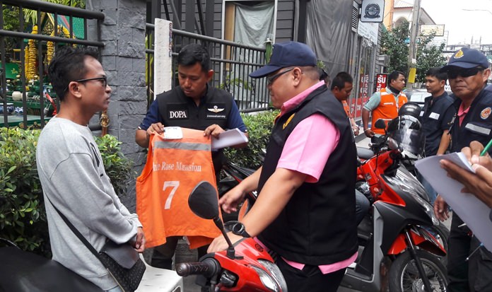 Pattaya motorcycle taxi driver Pornthep Jampangam was arrested for allegedly trying to sell his licensed vest on Facebook for 120,000 baht.