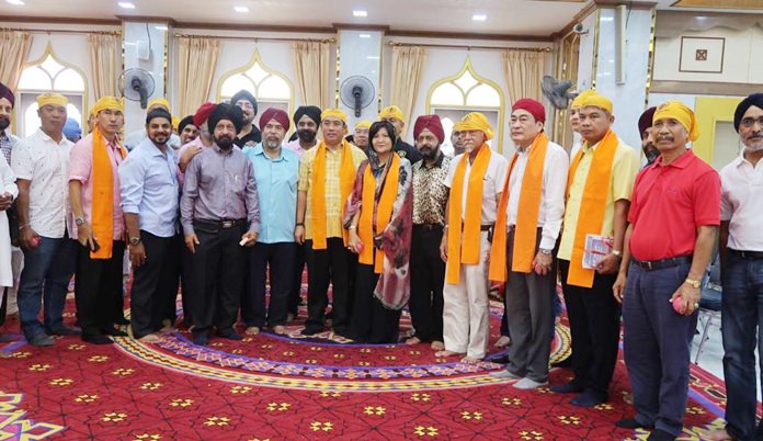 Mayor Sonthaya and his entourage pose for a photo with members of the Sikh community.