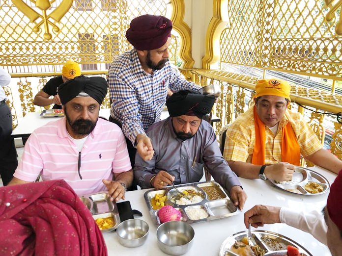 Mayor Sonthaya joins in making merit by partaking in Guru ka langar.