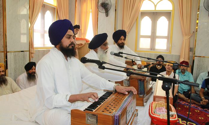 Ragis sing shabads (holy hymns) from the Guru Granth Sahib.