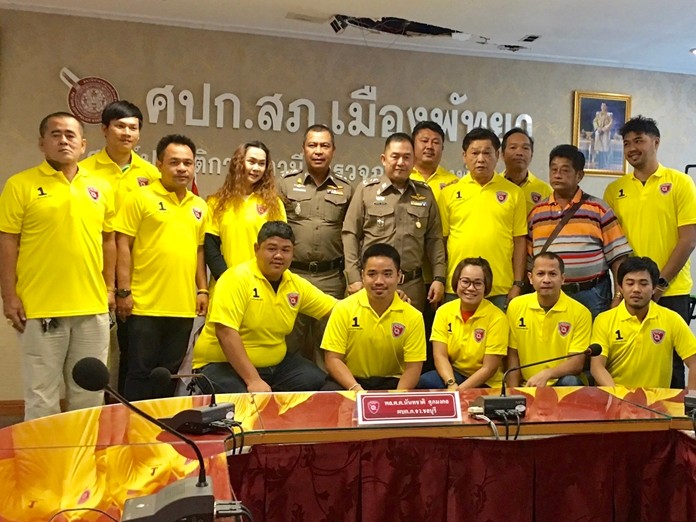Pol. Maj. Gen. Nantachart Supamongkol, the commander of Chonburi Police, presented Pattaya-area reporters “Chonburi 1” shirts as a New Year’s gift.