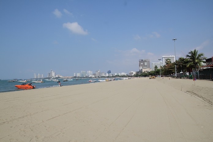 The promised year-end completion date for the rebuilding of Pattaya Beach came and went without a word from city hall, but officials are now vowing the work will wrap this month. (Photo by Jetsada Homklin)