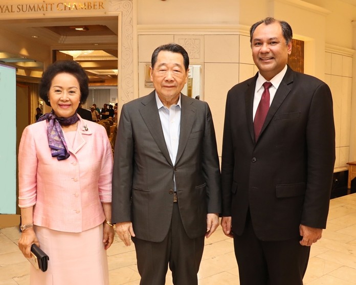 Panga Vathanakul (left), MD of Royal Cliff Hotels Group, and General Manager Prem Calais greet Dhanin Chearavanont (centre), Chairman of Charoen Pokphand Group who attended the world class event.