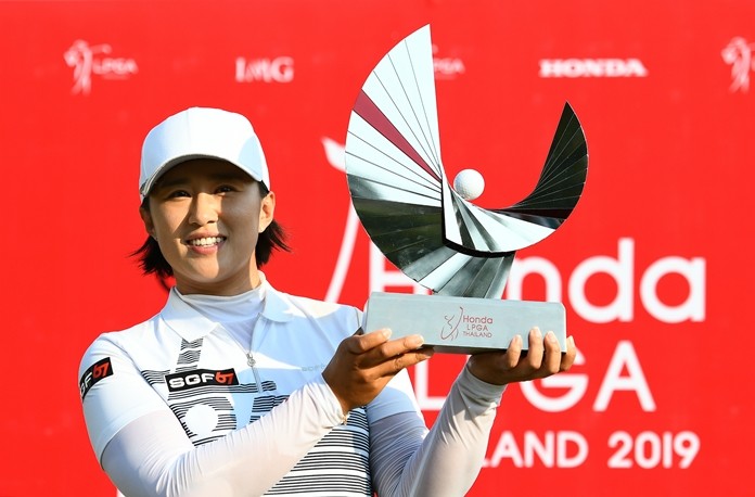 Amy Yang of South Korea holds the champion’s trophy after winning the Honda LPGA Thailand 2019 at Siam Country Club Old Course in Pattaya, Sunday, February 24. (Photo/Naratip Golf Srisupab/SEALs Sports Images)