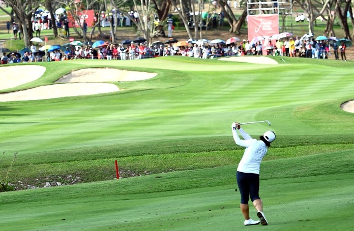 Amy Yang plays her 2nd shot on the 17th hole during the final round of the Honda LPGA Thailand. (Photo/Naratip Golf Srisupab/SEALs Sports Images)