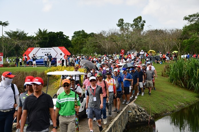 Large crowds follow the leaders during the final round. (Photo/Naratip Golf Srisupab/SEALs Sports Images)