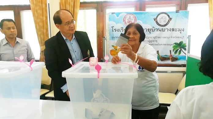 With voting in Thailand’s general election set for the next two Sundays, Chonburi’s Election Commission gave senior citizens a refresher lesson in casting their first ballots in five years.