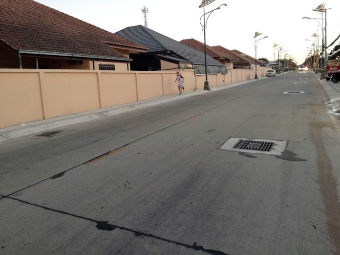 The first phase of construction of sidewalks along Naklua’s Pattanakarn Road is expected to be completed by the end of April, sub-district officials said.