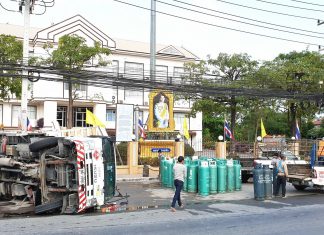 Truck hauling gas cylinders overturns in Najomtien