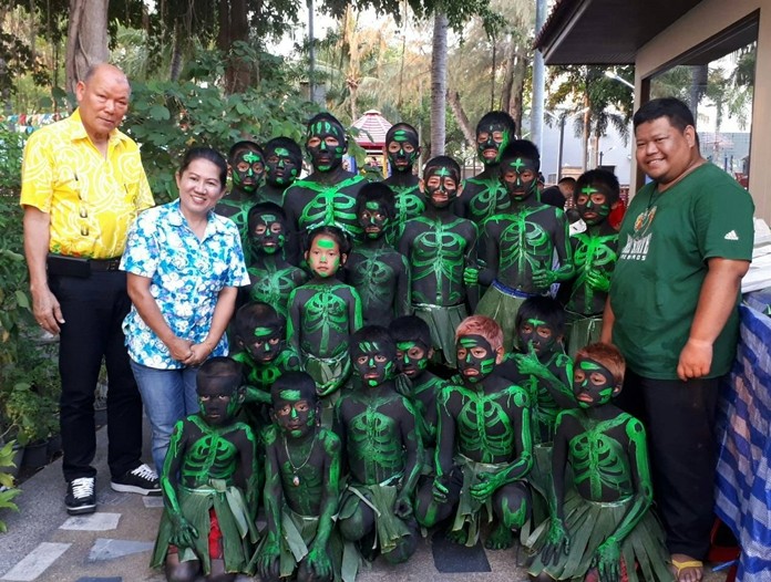 Deputy Mayor Banlue Kullavanijaya (left) opened the annual Kong Khao festival at Lan Po Public Park in Naklua.