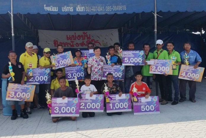 Winners and placers receive their awards from Nattapol Teerawuthworawej, Pattaya City’s director of Arts and Culture Promotion.