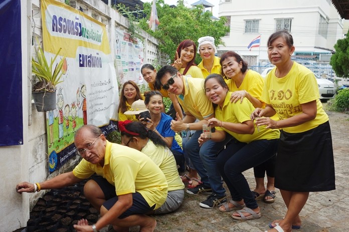 Jirawat Plukjai, president of the Chumsai Community, and residents planted 300 marigold trees in honor of HM the King’s coronation.