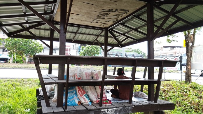 Sattahip residents are complaining that homeless people have taken over bus stops near district schools.