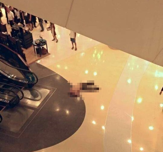 A foreign man died after jumping from the sixth floor of Central Festival Pattaya Beach.