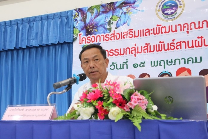 Khet Udomsak Mayor Pairoj Malakul Na Ayutthaya opens a seminar to educate 100 disabled residents and caretakers about their rights under the law.