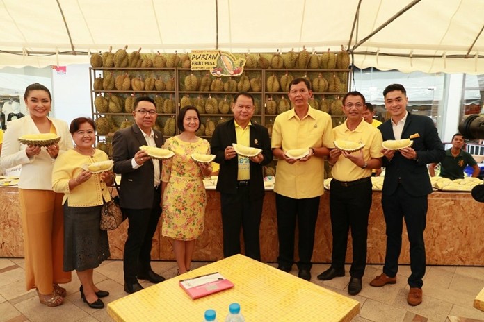 Whichai Phochanakij, Director General of the Department of Internal Trade, kicks off the Amazing Durian and Fruit Fest 2019.