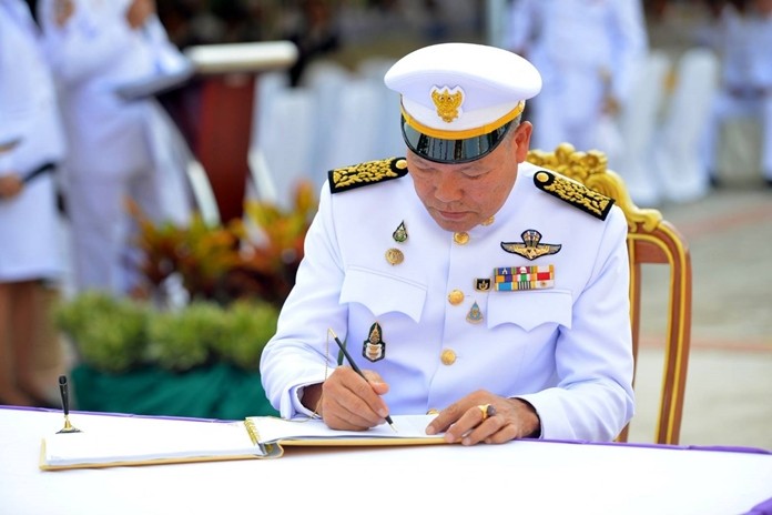 Pattaya Deputy Mayor Banlue Kullavanijaya leads city officials in signing the birthday wish book for HM the Queen.