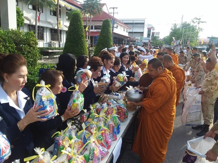 Officials and the public donated alms to monks to make merit in the morning for HM Queen Suthida’s birthday.