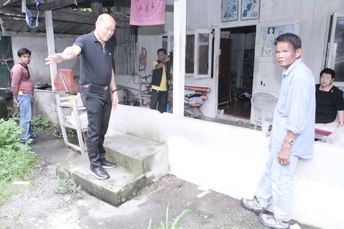 Deputy Mayor Banlue Kullavanijaya visited victims of recent flooding on Soi Paniadchang 8 and took temporary steps to prevent more.