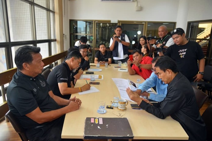 Neighbors of the Thepprasit Market are fighting back against the traffic and crowds from the weekend flea market that has invaded their lives for a decade.