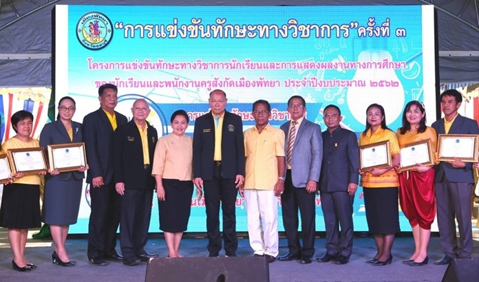 Deputy Mayor Banlue Kullavanijaya (center) opens the academic exhibition at Pattaya School No. 7.