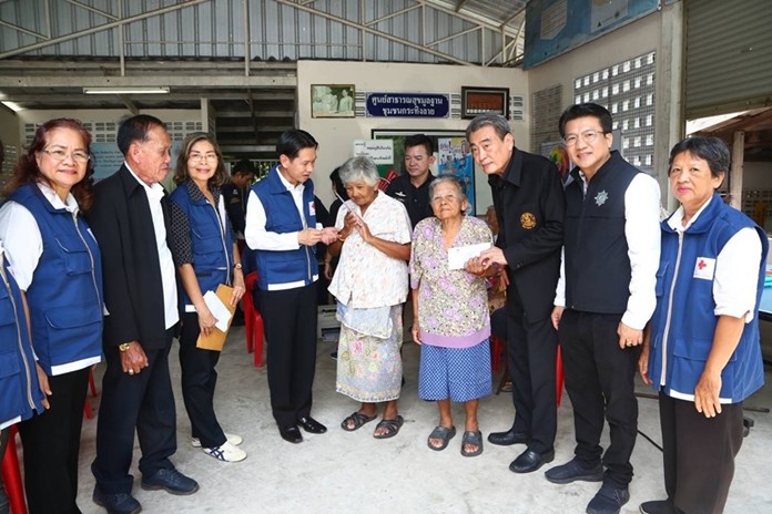 Banglamung District Chief Amnart Charoensri and Pattaya Deputy Mayor Ronakit Ekasingh led a group of administrators to the Kratinglai Community to deliver IDs for elderly, disabled and bedridden residents unable to go the city hall.