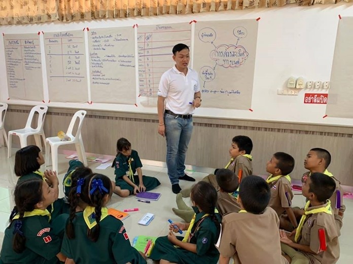 Pirun Noyimjai, manager of HHN’s Drop-In Center, and his team visited Rachpradithwittaya School to teach kids to protect themselves through a fun card game.