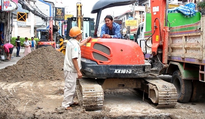 Road workers knocked out telephone and internet service to about 2,500 TOT customers when diggers cut the utility’s trunk line on Central Road.