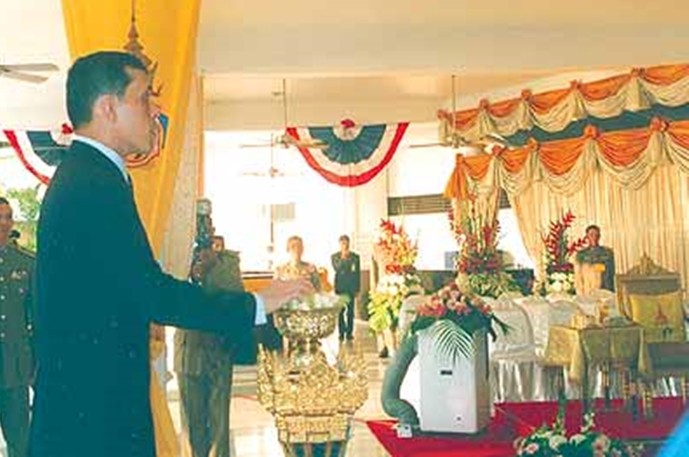 His Majesty opens the ceremonial curtain to reveal the RVYC signboard inaugurating the new clubhouse in 2005.