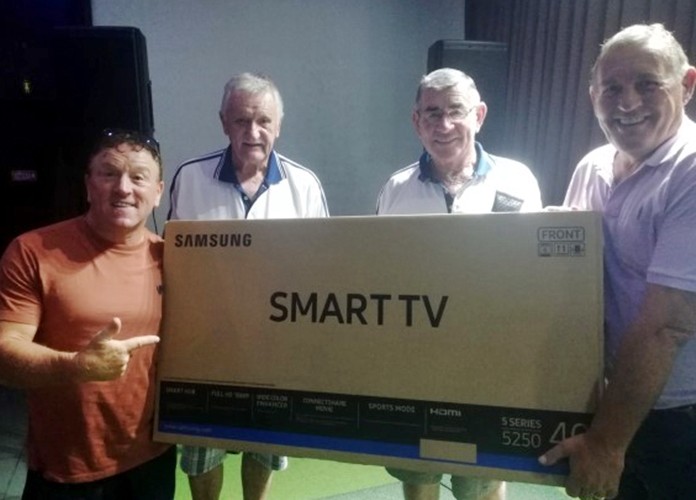 Tournament winners Paul Smith (left) & Phil Davies (right) collect their smart TV prizes from John Player & Tim Knight.