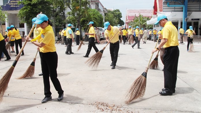 Royal volunteers cleaned up Prachumkongka Temple ahead of HM the King’s 67th birthday celebrations.
