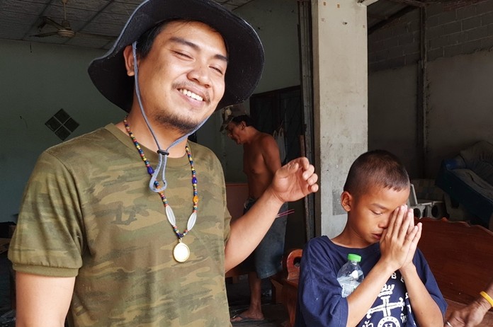 Attapol Liempeng (left) found young Seksan Prabantao (right) after seeing a Facebook video about the boy.